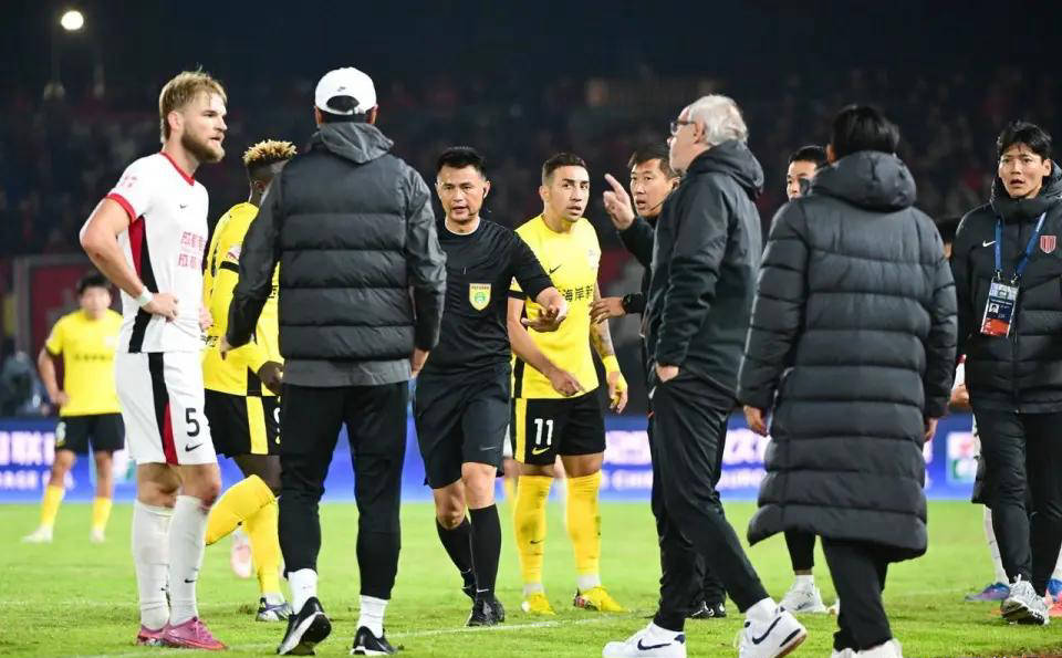 加时末段体能课后，成都蓉城回应争议备战法国杯，悬念犹存，高层口径保持一致的简单介绍