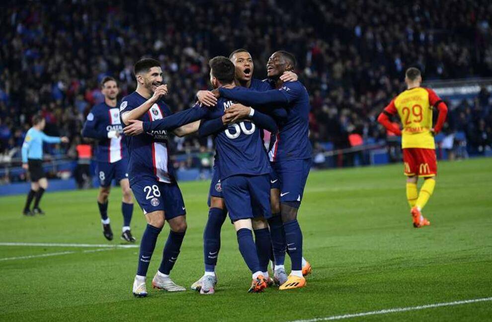 关于赛地聚焦——荷甲今晚热度飙升，圣安东尼奥马刺单刀错失，球迷炸锅，球队文化再被提及的信息